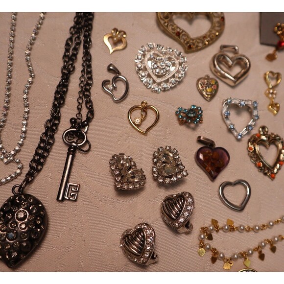 Vintage Heart Jewelry Lot 30 Pc Locket Brooches More - Picture 8 of 11